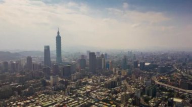 Taipei şehir manzarası, Tayvan, 4k, zaman atlamalı gökyüzünde gündüz bulutlarından oluşan hava manzarası 