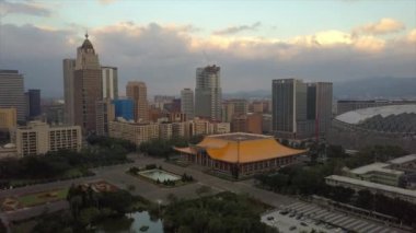 Tayvan 'ın Taipei şehrindeki mimarinin havadan görünüşü, 4k