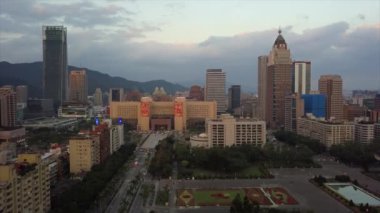 Tayvan 'ın Taipei şehrindeki mimarinin havadan görünüşü, 4k