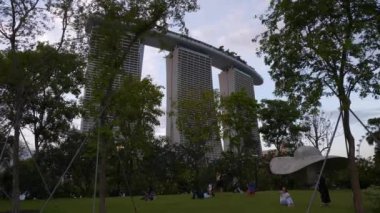 Singapur şehrinde akşam vakti ünlü kalabalık bahçe çayırı, panorama 4k