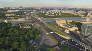 Günbatımında Moskova Nehri trafik yolu luzniki Stadyumu hava panoramik 4k Rusya