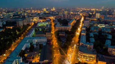 Sokak trafiğiyle, Rusya 'yla, Moskova' yla, 4K 'yla, zaman çizgisiyle dolu bir şehir.