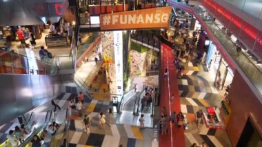 Singapur 'daki ünlü alışveriş merkezinin kalabalığı, Panorama 4k