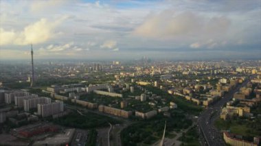 Güneşli yaz günü Moskova 'nın ünlü şehir manzarası ostankino kulesi havadan panoramik 4k Rusya