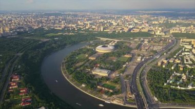 Güneşli bir akşam, Moskova 'nın ünlü stadyumu Dustrict nehir havası panoramik 4k Rusya