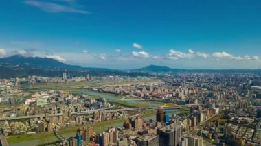 Taipei şehir manzarası, Tayvan, 4k, zaman atlamalı gökyüzünde gündüz bulutlarından oluşan hava manzarası 