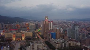 Tayvan, Taipei 'deki ünlü kuleyle aydınlatılmış şehir manzarası