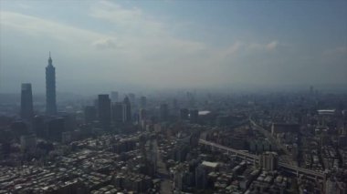 Tayvan 'ın Taipei şehrindeki mimarinin havadan görünüşü, 4k