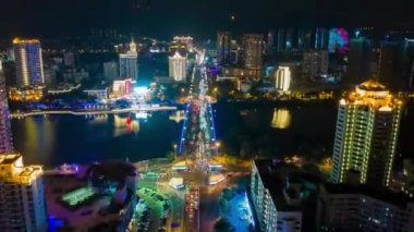 Aydınlatılmış Hong Kong şehrinin hava manzarası, Gece, 4k  