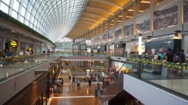 Singapur 'daki ünlü alışveriş merkezinin kalabalığı, Panorama 4k
