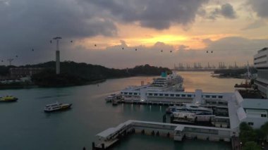 Singapur 'un Sentosa Adası' ndaki yolcu gemisi rıhtımının hava manzarası.