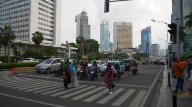 Jakarta City, Endonezya 'da sokak trafiği, gündüz görüşü, 4K 