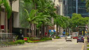 Trafik caddede ilerliyor, Singapur mimarisi arka planı, 4k, zaman aşımı  