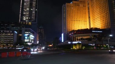 Jakarta şehrinde gece aydınlığı. Sokakta gece trafiği. Endonezya 'da. Panorama, 4k 