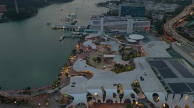 Singapur 'un Sentosa Adası' ndaki ünlü alışveriş merkezinin hava manzarası, 4K