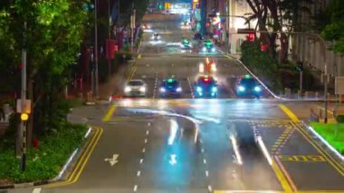 Trafik caddede ilerliyor, Singapur mimarisi arka planı, 4k, zaman aşımı  