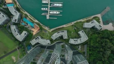 Singapur 'un Sentosa Adası' ndaki apartman kompleksinin hava manzarası. 