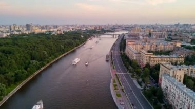 Nehir trafiği ve ünlü park, Rusya, Moskova, 4k, zaman aşımı