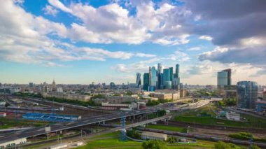Şehir merkezi, Moskova, Rusya 'nın kavşağındaki şehir trafiğinin panoramik görüntüsü. 4k, zaman ayarlı 