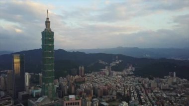 Tayvan 'ın Taipei şehrindeki mimarinin havadan görünüşü, 4k