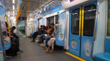 Jakarta City, Endonezya, Panorama 'daki metro vagonundaki yolcular, 4k 