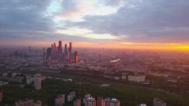 Günbatımı Moskova şehri modern blok şehir havadan panoramik 4k Rusya