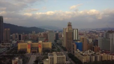 Tayvan 'ın Taipei şehrindeki mimarinin havadan görünüşü, 4k