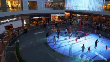 Singapur 'daki ünlü alışveriş merkezinin kalabalığı, Panorama 4k