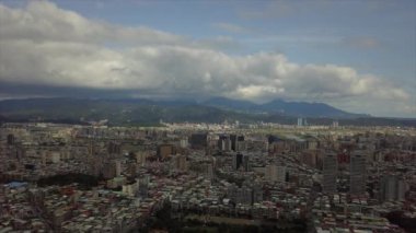 Tayvan 'ın Taipei şehrindeki mimarinin havadan görünüşü, 4k