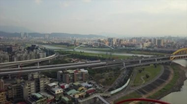 Tayvan 'ın Taipei şehrindeki mimarinin havadan görünüşü, 4k