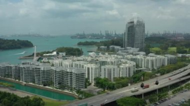 Singapur 'un Sentosa Adası' ndaki apartman kompleksinin hava manzarası. 