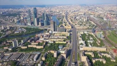 Gündüz vakti modern Moskova şehri ünlü Kutuzovsky trafik bulvarı havadan panoramik 4k Rusya