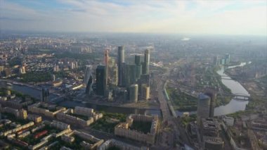 Güneşli gün batımı Moskova modern şehir nehir trafik yolu havadan panoramik 4k Rusya