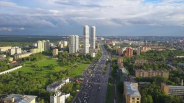 güneşli bir gün Moskova şehir manzarası trafik beklentisi mira havadan panoramik 4k Rusya