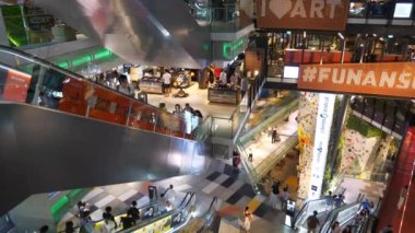 Singapur 'daki ünlü alışveriş merkezinin kalabalığı, Panorama 4k
