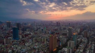 Taipei şehir manzarası üzerinde günbatımı manzarası, Tayvan, 4k, zaman aşımı 