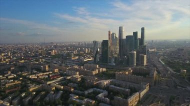 Güneşli gün batımı Moskova modern şehir nehri havadan panoramik 4k Rusya