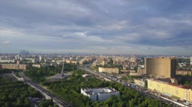 Gündüz vakti Moskova ünlü Vdnh şehir manzaralı otel havadan panoramik 4k rusya