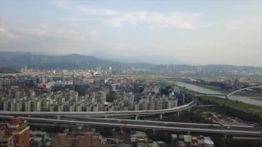 Tayvan 'ın Taipei şehrindeki mimarinin havadan görünüşü, 4k