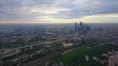 Günbatımı gökyüzü modern Moskova şehri yüksek panoramik 4k Rusya
