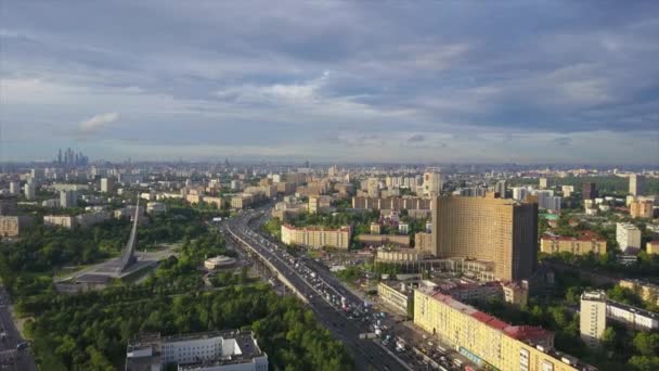 Την Ημέρα Moscow Διάσημη Vdnh Cityscape Ξενοδοχείο Κυκλοφορίας Avenue Εναέρια — Αρχείο Βίντεο
