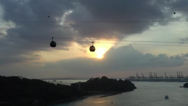 Panorama Udara Jalan Kereta Kabel Atas Teluk Pelabuhan Pulau Sentosa — Stok Video