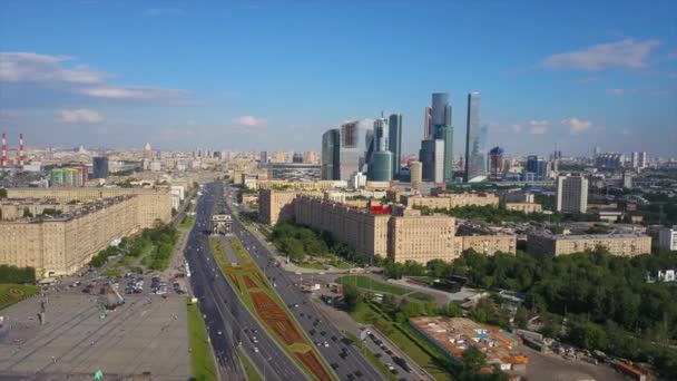 阳光明媚的一天莫斯科市著名的库图佐夫斯基交通要道空中全景4K俄罗斯 — 图库视频影像