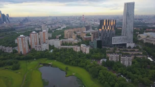 Soumrak Moskevské Město Žijící Blok Jezero Vzdušné Panoramatické Rusko — Stock video