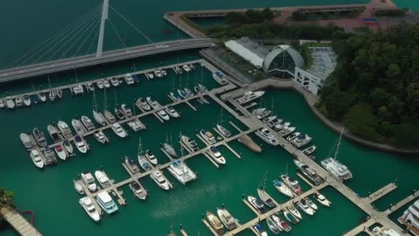 シンガポールのセントーサ島にあるプライベートヨットドックベイの空中パノラマ — ストック動画