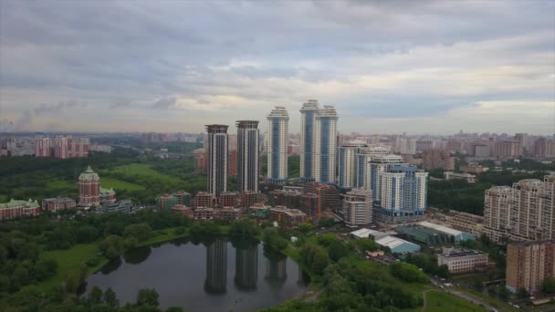 Soumrak Moscow Cityscape Slavný Luxusní Bydlení Blok Jezero Vzdušné Panoramatické — Stock video