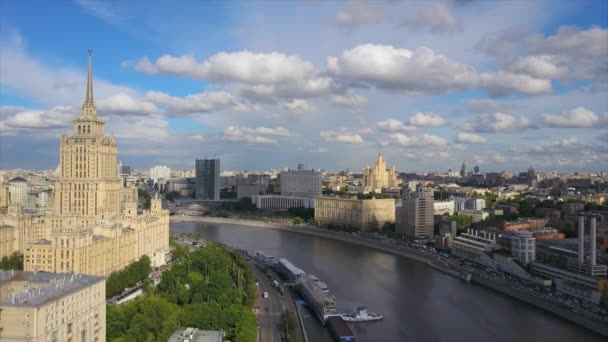 阳光明媚的一天莫斯科市江湾著名的建筑空中全景4K俄罗斯 — 图库视频影像