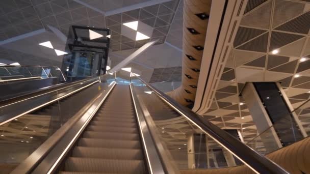 Interior Abarrotado Del Aeropuerto Internacional Ciudad Bakú Azerbaiyán Panorama — Vídeos de Stock