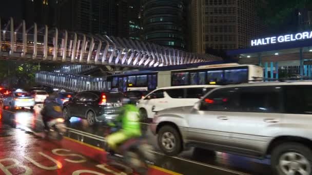 Tráfico Callejero Centro Con Famoso Puente Peatonal Moderno Ciudad Yakarta — Vídeos de Stock