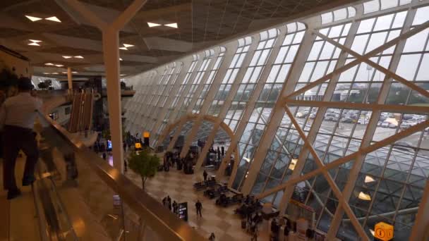 Interior Abarrotado Del Aeropuerto Internacional Ciudad Bakú Azerbaiyán Panorama — Vídeos de Stock